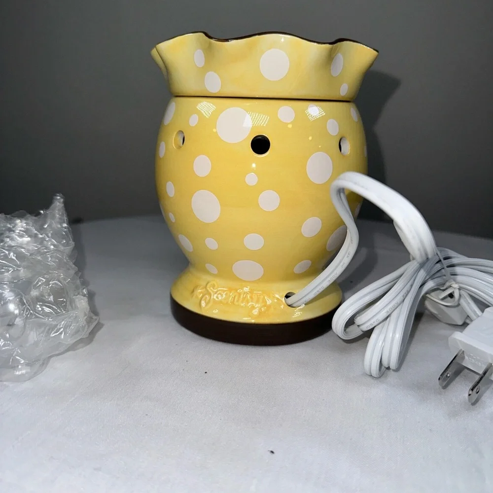 NEW Scentsy Dotty Full Size Warmer Ceramic Yellow White Polka Dot